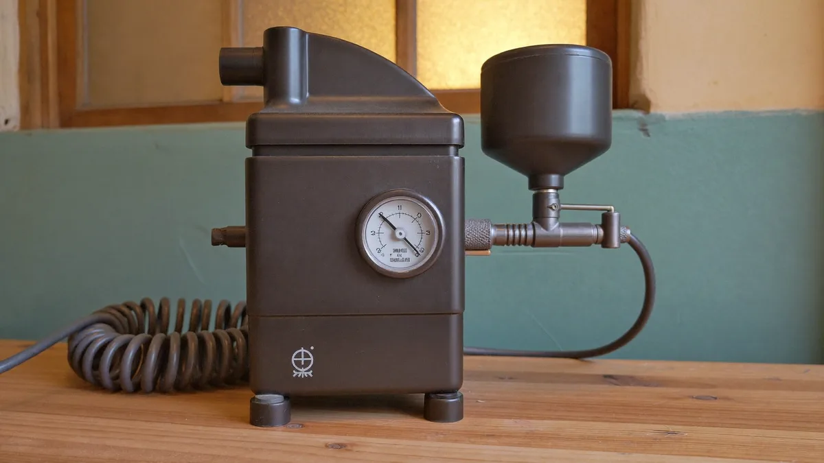 Small airbrush compressor with tank on a desk